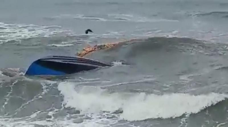 Udupi: A fishing boat sinks in the middle of the sea, five fishermen rescued, loss of lakhs of rupees Udupi: A fishing boat sinks in the middle of the sea, five fishermen rescued, loss of lakhs of rupees